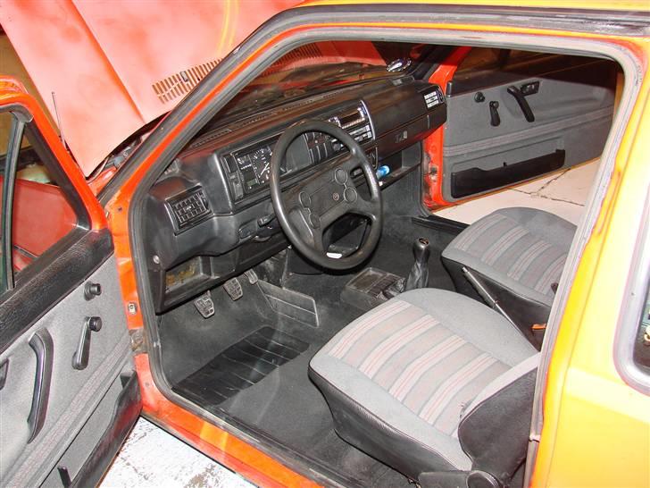 VW Golf 1,6 GTD - meget fin inden i har desværre bare et lille hul i føresædet.. har du et så skriv... billede 10