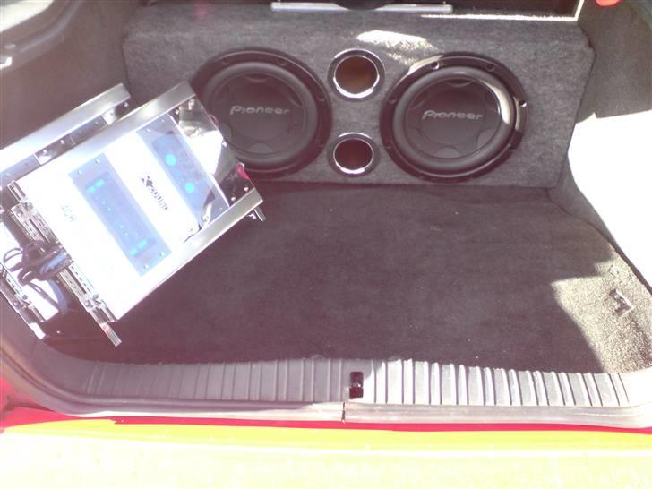 Ford Mondeo 1.8 16v clx SOLGT - anlæg i bagagerum med lys der blinker med musiken billede 6