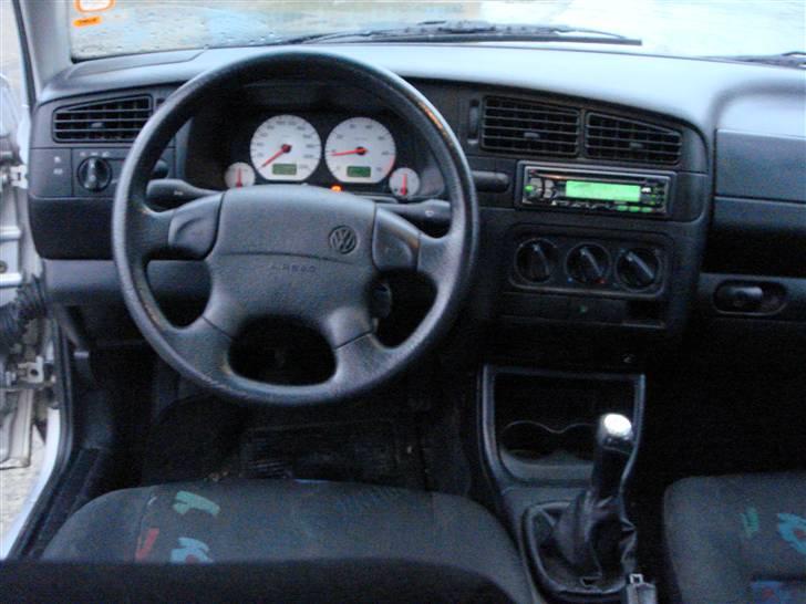 VW Golf 3 Variant - Solgt  - Styrpinden, med de hvide skiver og 240.000 på tælleren, der er MANGE endnu, kunne nu godt bruge et momo race eller lignende istedet for  billede 6