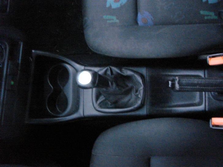 VW Golf 3 Variant - Solgt  - Dette er så den forreste del af midt US konsol, 2 x kopholder (mangler en ny gearknop, tjek nede i teksten)  billede 7