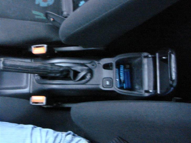 VW Golf 3 Variant - Solgt  - Dette er så den bagerste del, aflåseligt rum, orginal elåbning af bagklap, samt kopholder mod bagsædet) billede 8