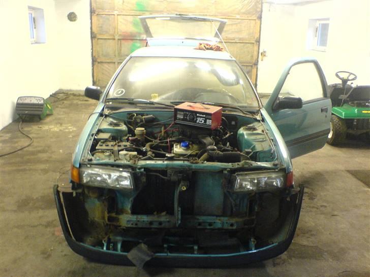 Mitsubishi Colt solgt - igang med at skifte motorhjelm og kofanger billede 14