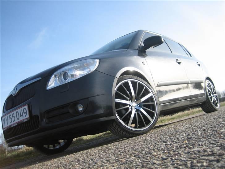 Skoda Fabia 2  Sport *Solgt* - Monteret med 18" Avus M01 Graphite fælge billede 1
