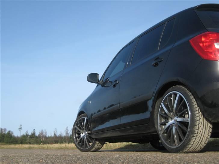 Skoda Fabia 2  Sport *Solgt* - Monteret med 18" Avus M01 Graphite fælge billede 2