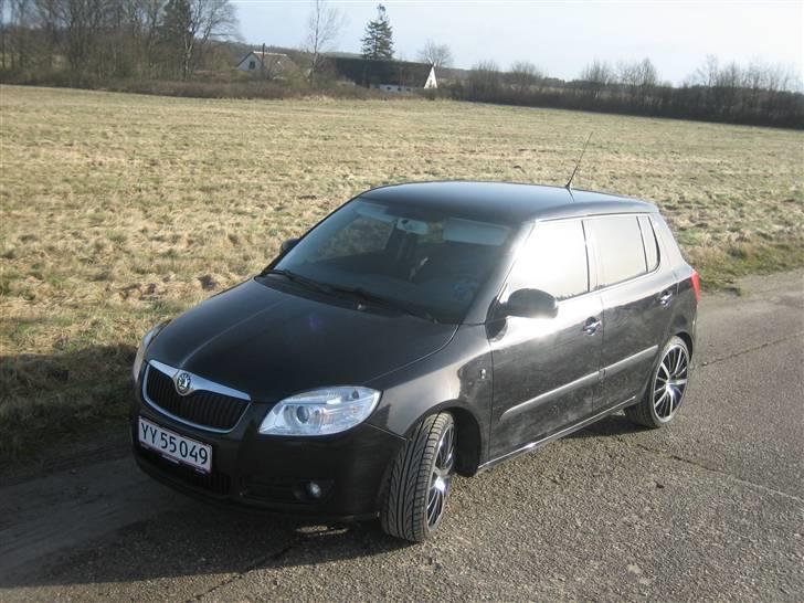Skoda Fabia 2  Sport *Solgt* - Monteret med 18" Avus M01 Graphite fælge billede 3