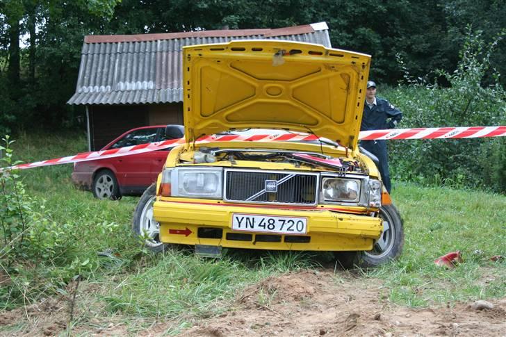 Volvo 240  - Turen i Litauen gik ikke helt som planlagt da bilen rullede forlæns om på taget. billede 20