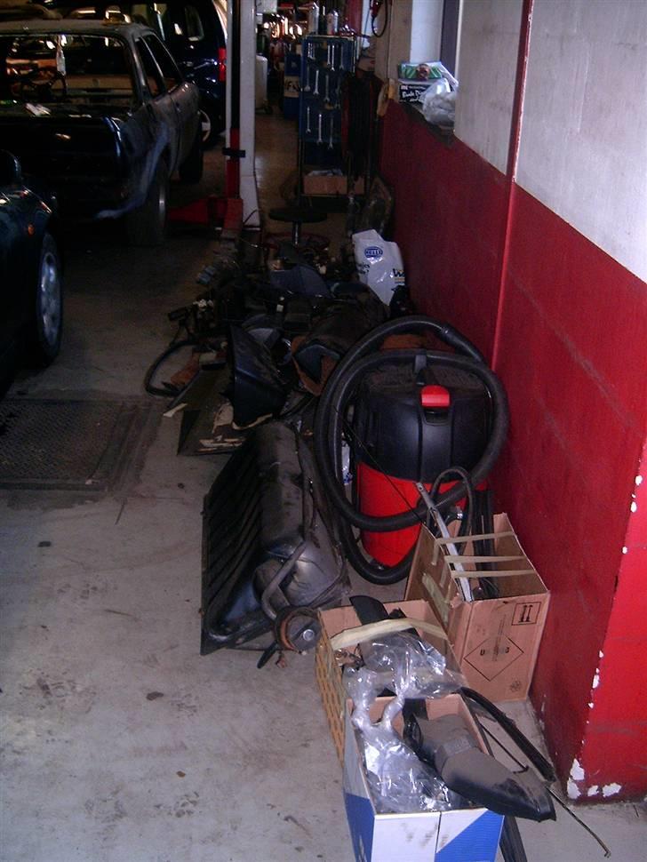 Opel ascona B Projekt (402m) - de fleste dele der er blevet pillet af bilen billede 15