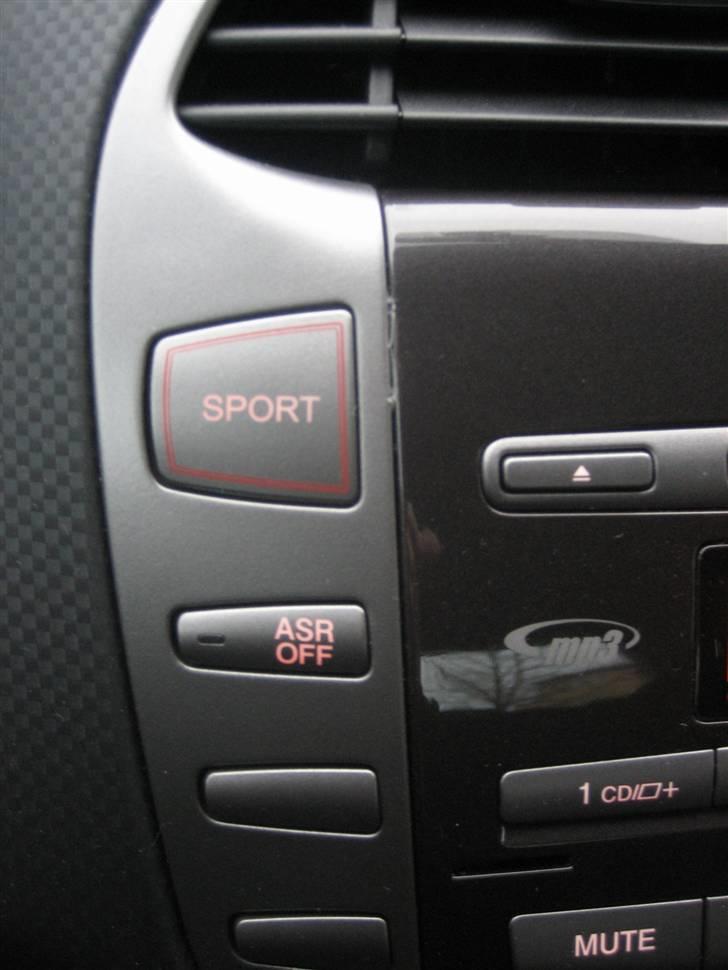 Fiat Bravo T-JET Sport - Sportsknappen der giver ekstra tryk på turboen og strammer styrringen op.  billede 14