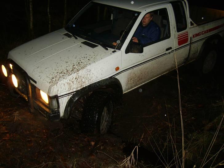 Nissan king cab 4x4 (solgt) - lige en aften tur:D mødte lige en grøft billede 7