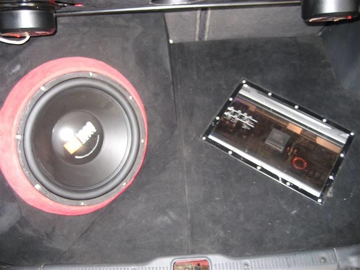 Toyota Corolla GTi  - (Solgt) - Nedsænket forstærker, med blåt lys der tændes via remote kablet! billede 15