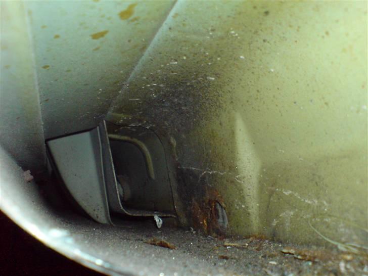 VW Caddy PROJEKT - Der er lige lidt rust inde i inderpanelet lidt længere nede. billede 10