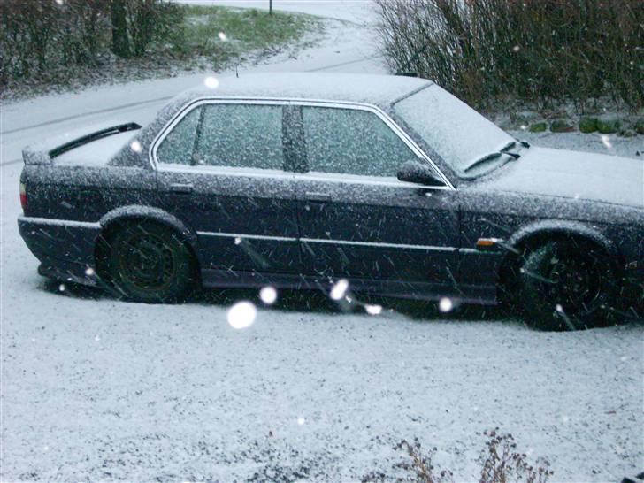 BMW 320 i E30 SOLGT - så er det blevet vinter og vinter sutterne er kommet på ser lid trist ud...= billede 14