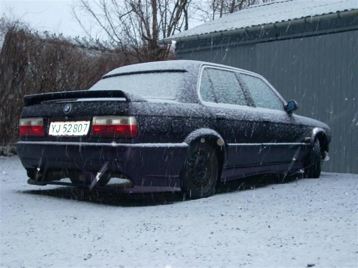 BMW 320 i E30 SOLGT - så er det blevet vinter og vinter sutterne er kommet på ser lid trist ud...= billede 15
