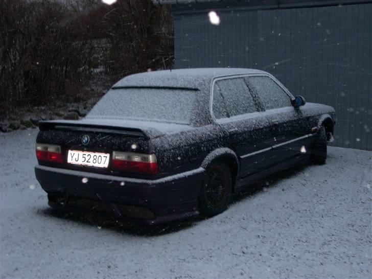 BMW 320 i E30 SOLGT - så er det blevet vinter og vinter sutterne er kommet på ser lid trist ud...= billede 16