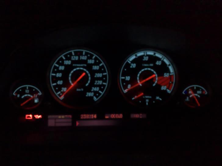 BMW 530d Touring - innoparts skiver, de mest afdæmpede jeg har kunnet finde, alt ligner rumskibe billede 6