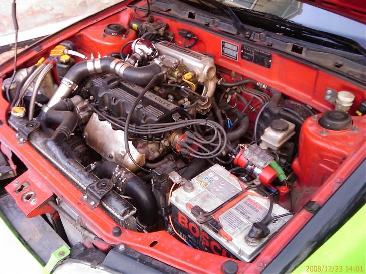 Hyundai S-Coupe Turbo "Solgt" - Lidt motorrum, man kan lige skimte oliekøler og intercooler foran vandkøleren. billede 13