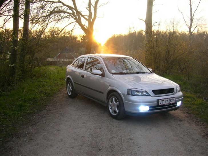 Opel Astra 1,6 16v solgt - sorte ruder... det kan vi sku godt lide..:P billede 5