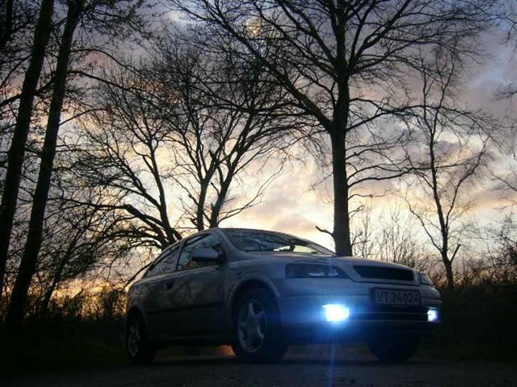 Opel Astra 1,6 16v solgt - xenon i tågelygter og almindeligt er sku fedt.... billede 6