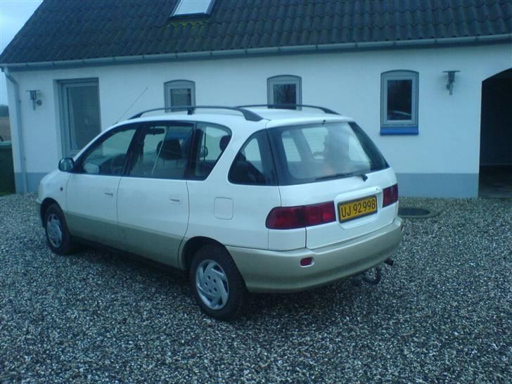 Toyota sportsvan - flot og ren billede 3