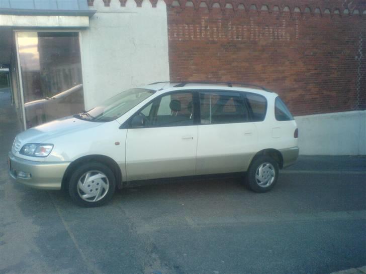 Toyota sportsvan - er lige lidt høj i enden. holder på en bakke billede 6
