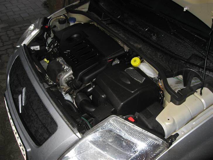 Citroën C2 HDI "CitroBANG" DØD - Motor rummet, med gammelt luftfilter billede 2