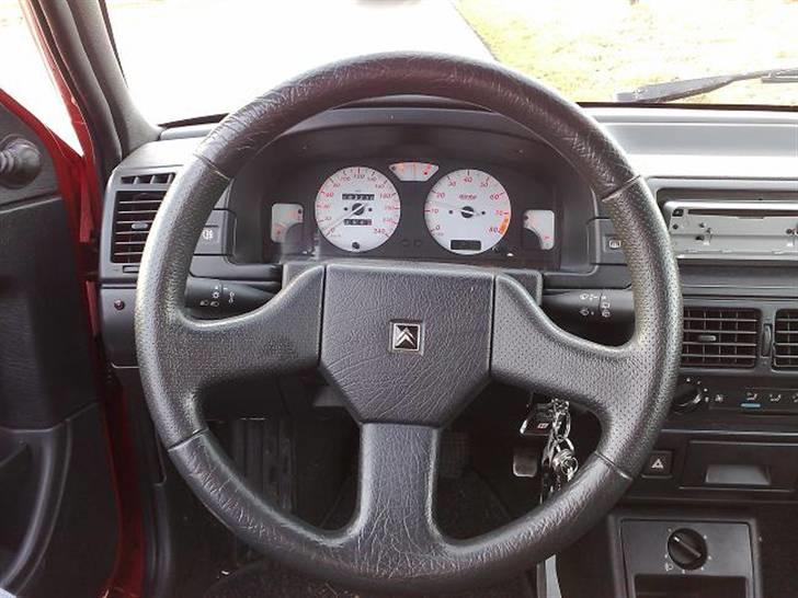 Citroën Ax GTI (1.6 8v) - Det originale rat er lidt en smagssag, men synes egentlig den passer godt til bilen... billede 6