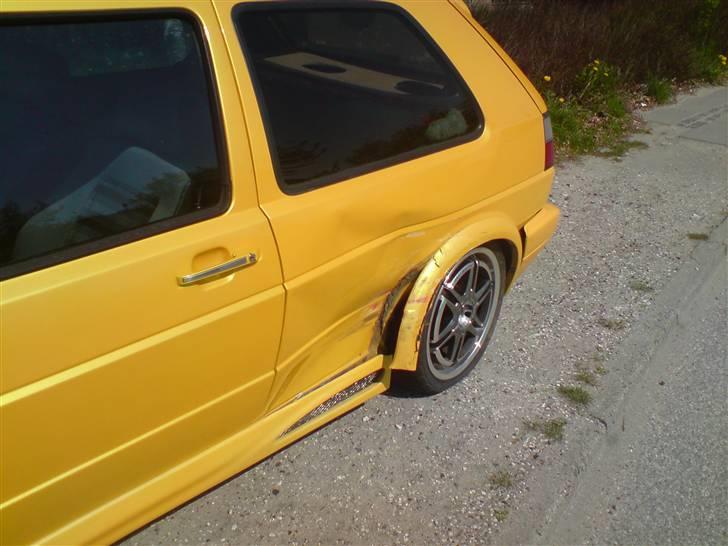 VW Golf II GTI 16v *R.I.P.* - Shit happens, en mand overså den gule racer, og det måtte koste en skade:(  billede 20