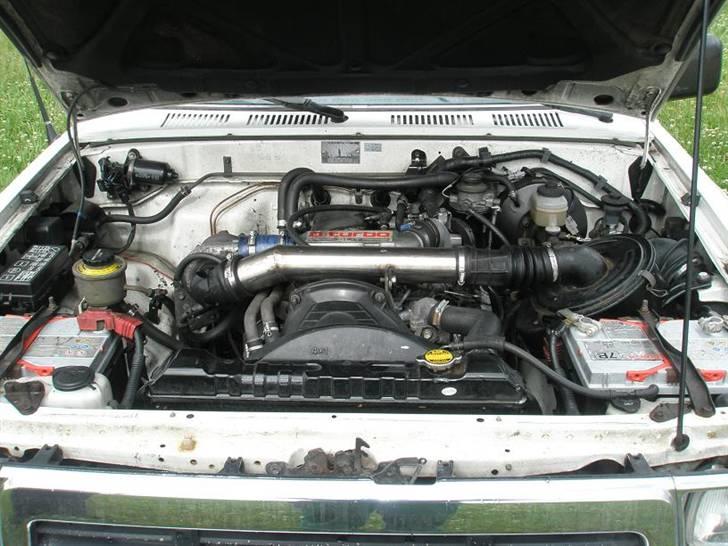 Toyota Hilux 4x4 2,4td solgt - motorrumet billede 9