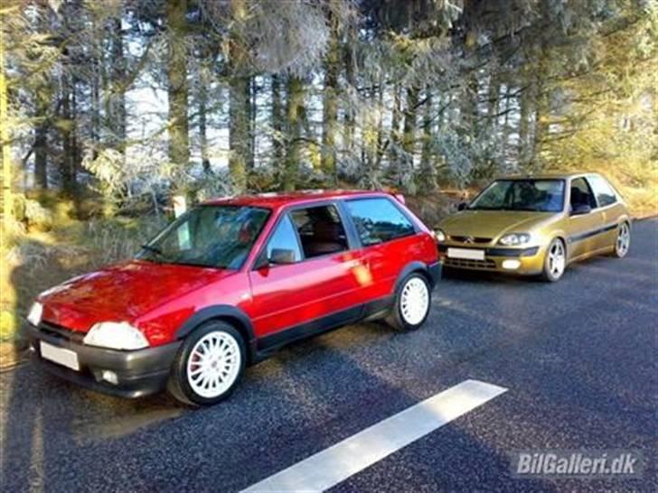 Citroën Ax GTI (1.6 8v) - Her er jeg på vej hjem med bilen. Guldlok i baggrunden er min brors VTS! Nice vogn... billede 8