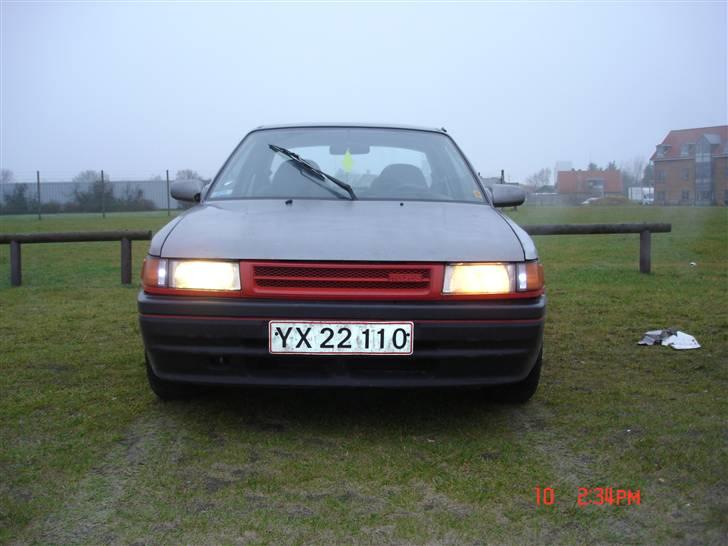 Mazda 323 billede 1