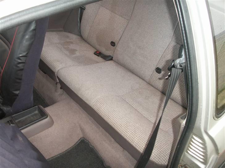 Ford Sierra 1.8 - De lidt beskidte bagsæder. Men sæderens kan gøre meget. billede 14