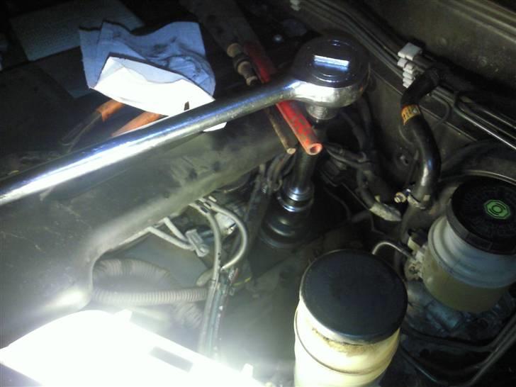 Opel Frontera 4x4 Sport - Man skal have det store værktøj frem, når der skal skiftes oliefilter, en 3/4 topnøgle med en 36mm top. Venligst udlånt af Vognmand Jens P. Gjødsbøl billede 7