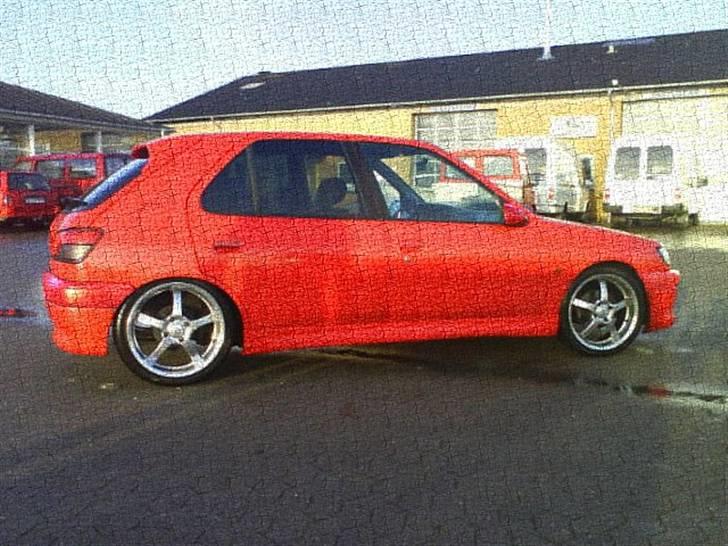 Peugeot 306  DØD Solgt i dele  - som den kommer til og se ude altå faven og lister er væk kommer selv f skjørte sæt på  billede 11