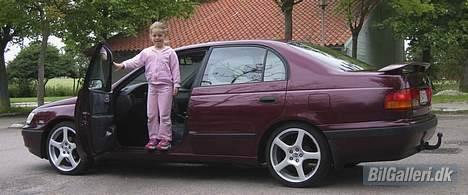 Toyota Carina E "SOLGT" - Annica foretrækker godt nok Audi A6 avant, Men Carinaen er bare fed! siger hun billede 4