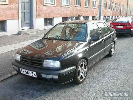 VW Vento - Lækker bil, front blinkene er nu sorte billede 1