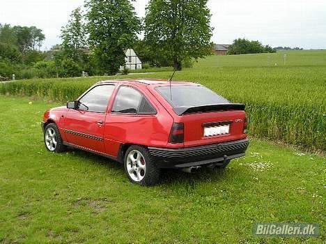 Opel Kadett E - motor død :-( - her kan man se hvordan kofangeren så ud før billede 7