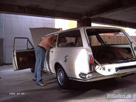 Amerikaner Holden Kingswood - Sydney starten af januar, karburatoren renses og og generatoren efterspændes billede 5