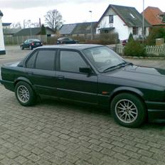 BMW E30 320i