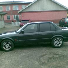 BMW E30 320i