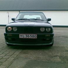 BMW E30 320i