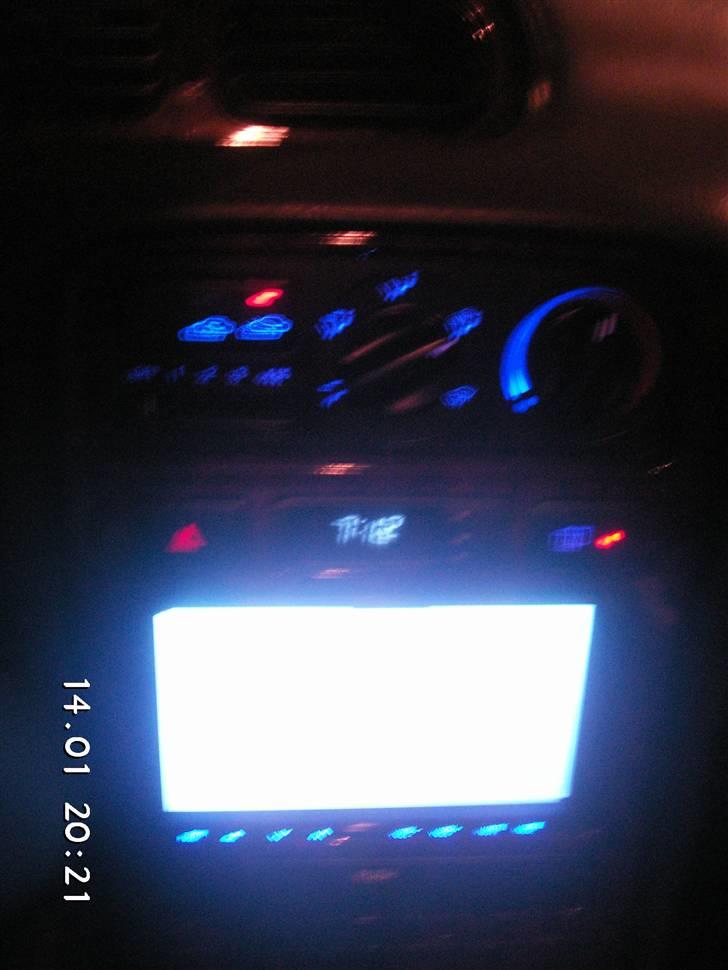 Hyundai Sonata X'en - Night :-P  Alle pærer i midten er skiftet med røde og blå dioder.. billede 12