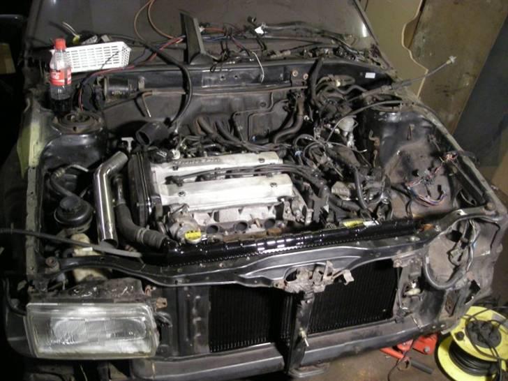 Toyota Corolla GT (Solgt) - Er igang med at prøvemontere den nye motor så alt spiller inden den ska ud igen og alt skal males. Ja sløj ser den jo ud nu hehe. Men det ændre sig snart. Der er godt nok mange ledninger 8-) billede 11