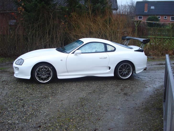 Toyota Supra MK IV  -  SOLGT - Så kom den hjem i indkørslen. Jeg har fået den helt store carbon spoiler monteret. billede 4