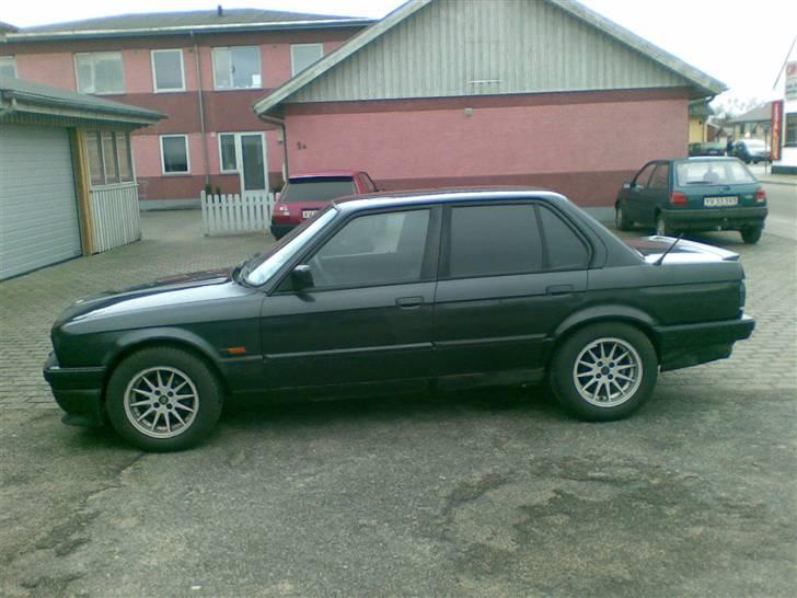 BMW E30 320i billede 2