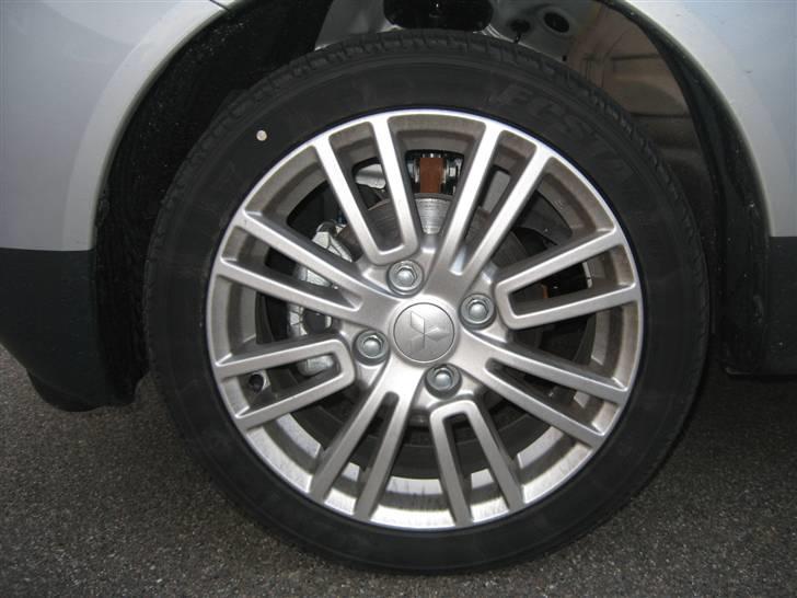 Mitsubishi Colt Insport - Standard fælge. De er da ikke grimme at kigge på... Men måske en smuule... Standard! ;) billede 8