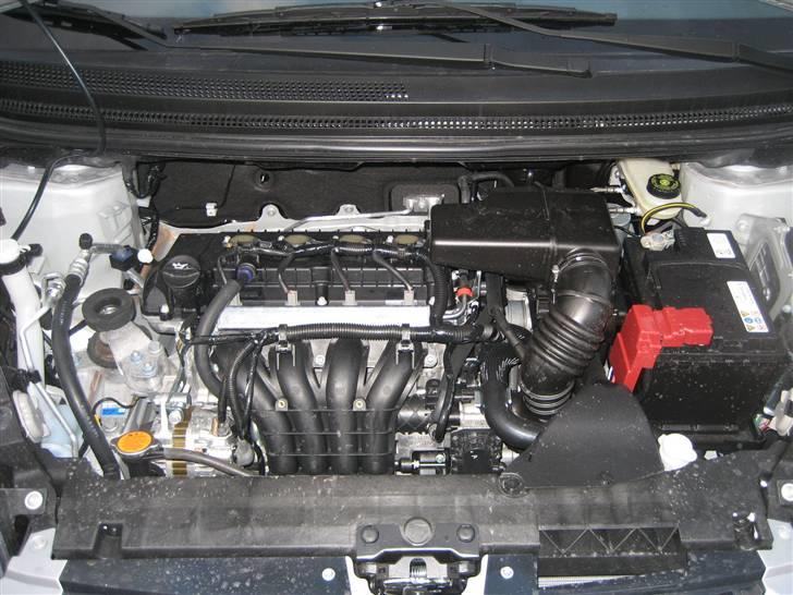 Mitsubishi Colt Insport - God plads til at rode rundt i motorrummet, til trods for dets størrelse! billede 9