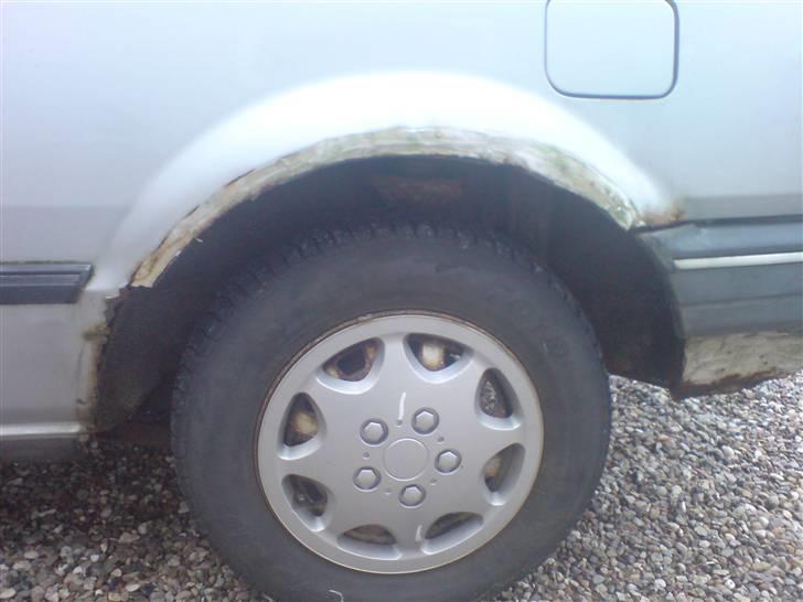 Mazda 323 LX 1.3 solgt - Det er det rust der skal laves  billede 6