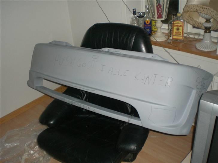 Fiat Punto (Solgt) - min bagkofanger.. venter på jeg sliber den ned.. min bror morede sig ved af skrive på den.. billede 20