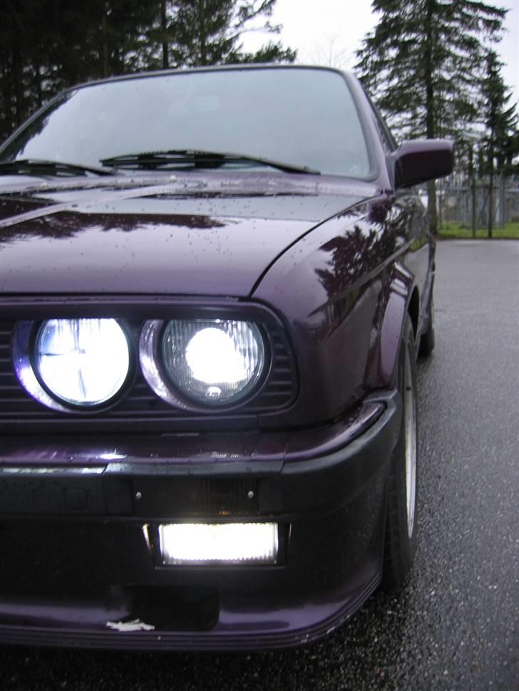 BMW E30 325i - SOLGT - - Sorte Hella DE-lygter og sort Helle Tågelygte , samt sort blinklys samt 3 sæt 8000k Xeon billede 1