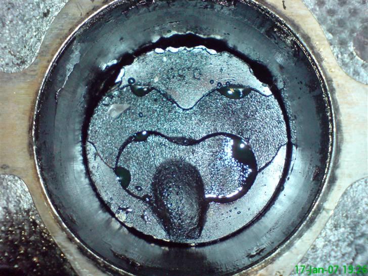 Nissan Patrol  - Jeg kan fortælle at sådan ser et stempel ud når det har været for varmt.  Meget træls. Ny motor!!!!!! billede 9